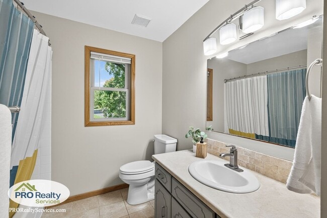 Building Photo - 4 Bedroom Home **50% off December's Rent w...