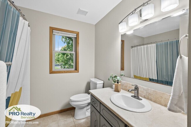 Building Photo - 4 Bedroom Home **Free November Rent with a...