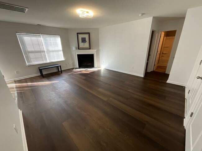 Building Photo - Large 5 bedroom home in Established Neighborhood ready to rent!