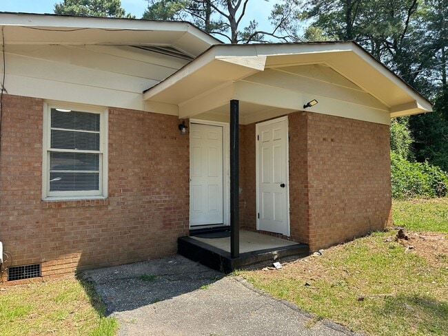 Building Photo - 3 Bedroom, 1 Bath Updated Home so very close to Ft Bragg!!