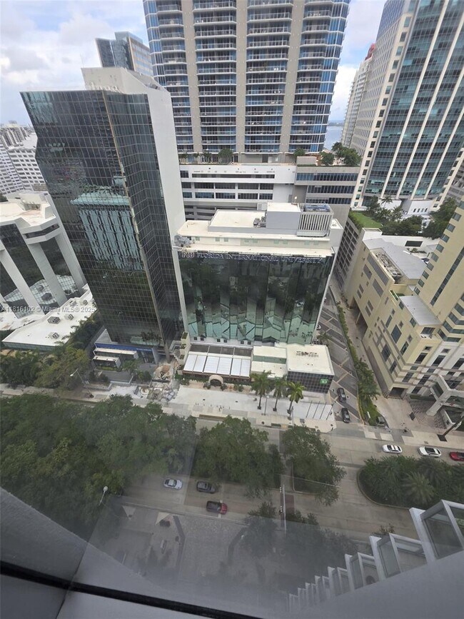 Building Photo - 1060 Brickell Ave