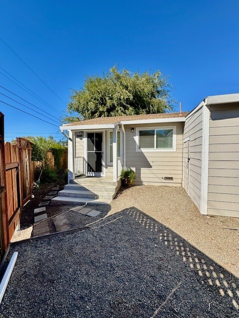 Building Photo - 1830 Toyon Dr