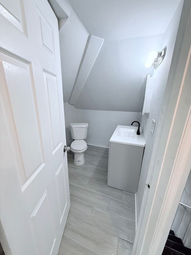 Building Photo - 1010 13th Ave W