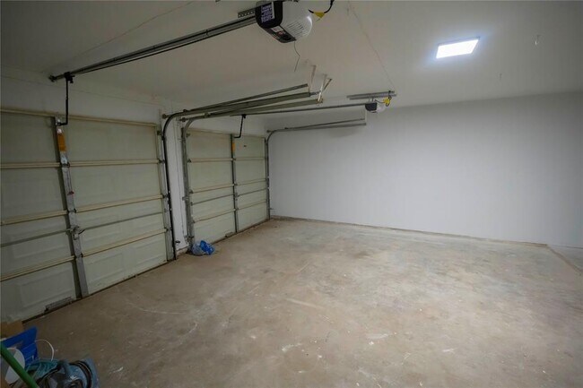 Building Photo - 3318 Kentwood Dr