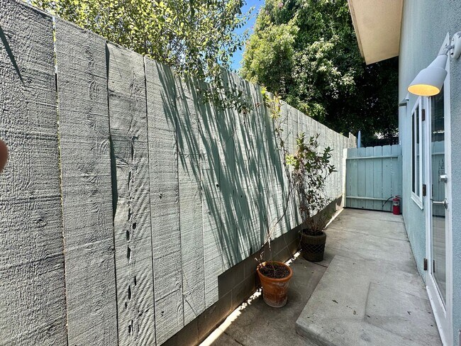 Building Photo - Beautifully Renovated Multi-Level Living C...