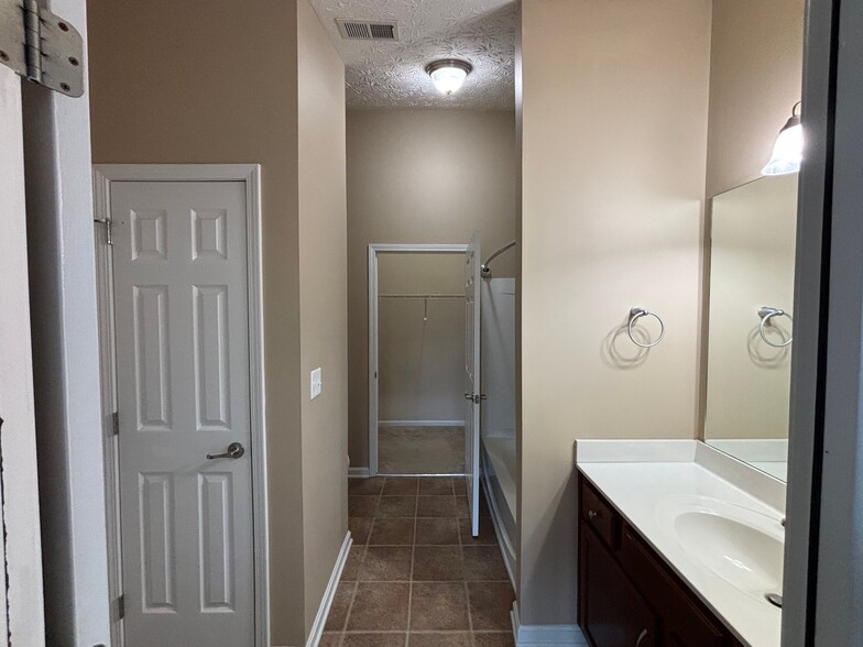 Building Photo - 9400 Clubview Dr