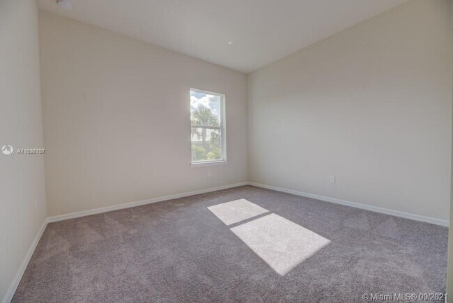 Building Photo - 1585 Evergreen Terrace