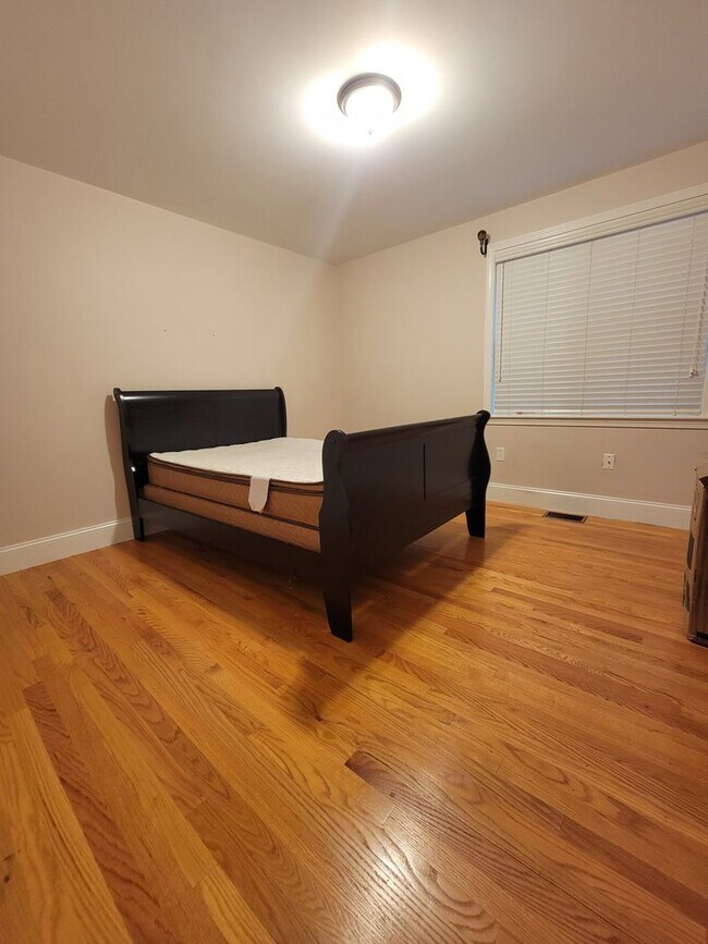 Building Photo - Spacious and Rare 3 Bd 2 Bath Near Fort Hill With Off Street Parking