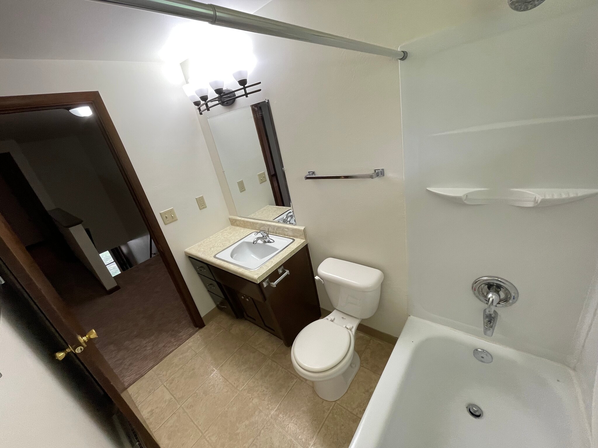 Main Bath - 1409 Wiesner St