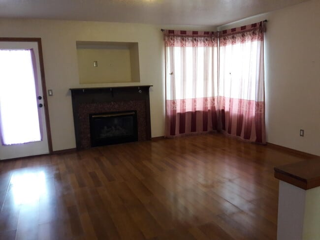 Building Photo - 2215 Sunstone Dr NW