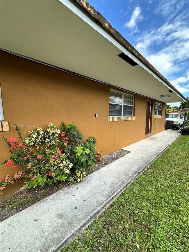Building Photo - 6035 SW 39th St