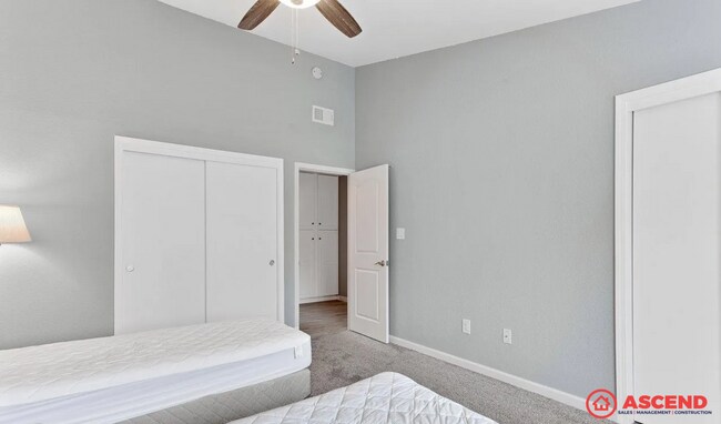 Building Photo - 2600 Brookside Dr