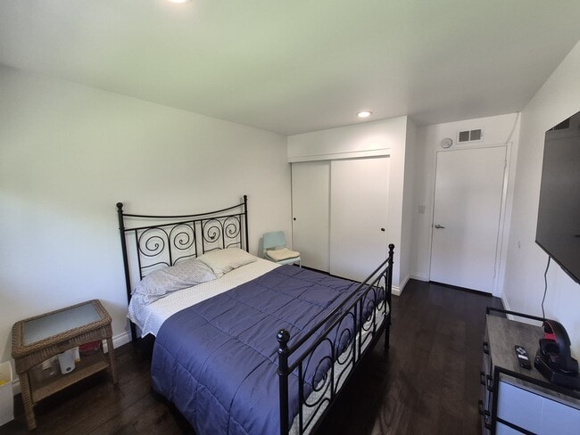 Building Photo - 5313 Sevilla Ct