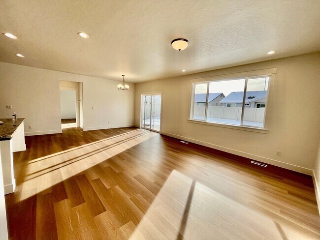 Building Photo - Beautiful 3 Bed 2 Bath Home with Community Pool: Available Now!!