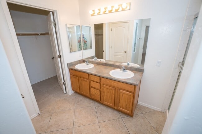Building Photo - Charming 3-bedroom, 2-bathroom Home w/ 2 C...