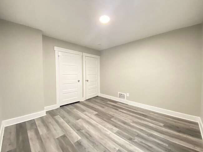 Building Photo - Highland Charm