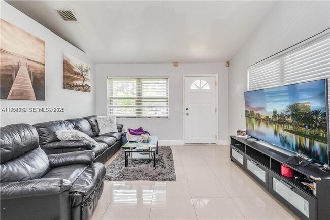 Building Photo - 4542 SW 25th Ave