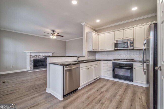 Building Photo - 2011 Town Lake Hills W