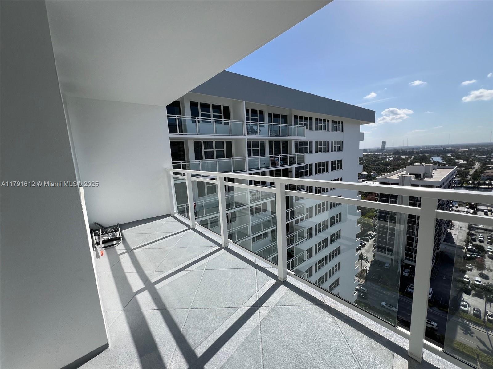 Building Photo - 2030 S Ocean Dr