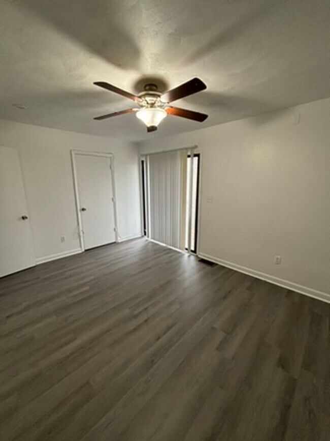 Building Photo - WoodHaven6635