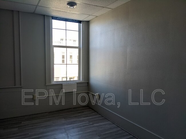 Building Photo - 107 1st St E