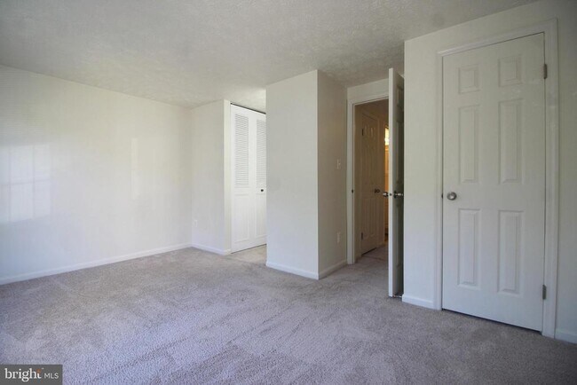 Building Photo - 1544 Woodcrest Dr