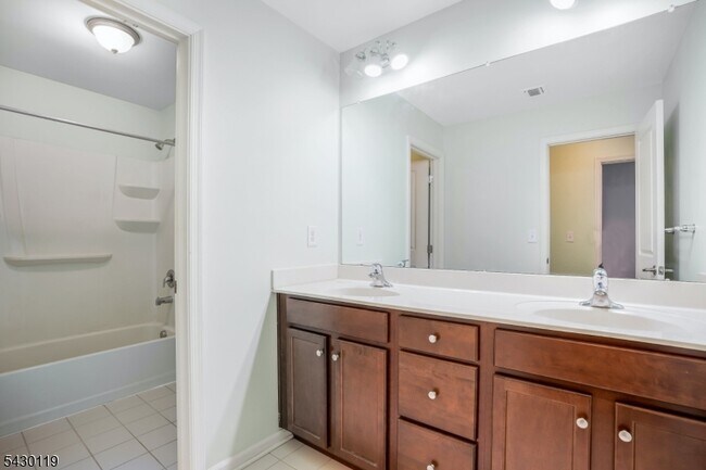 Building Photo - 512 Waterview Ct