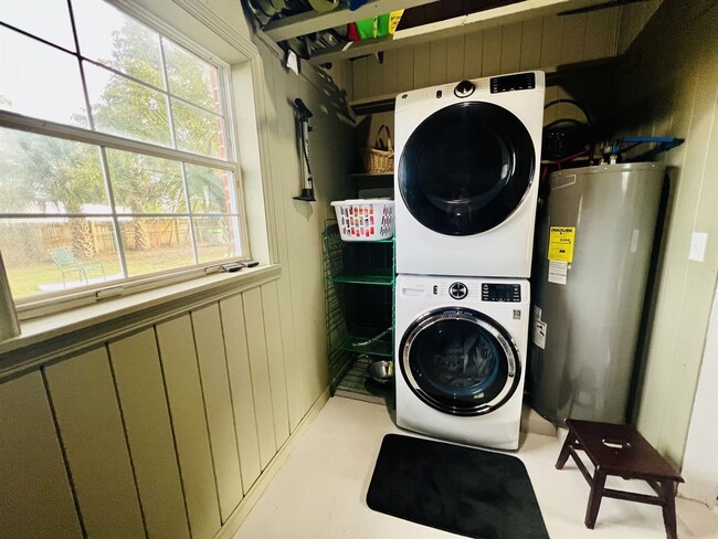 Building Photo - Furnished 3 Bed 2 Bath Home Near NAS Pensacola