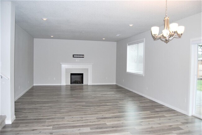 Building Photo - 4 Bedroom 2.5 Bath Home Carlton OR