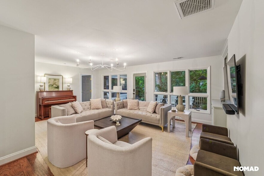 Building Photo - 7112 Valley Haven Dr