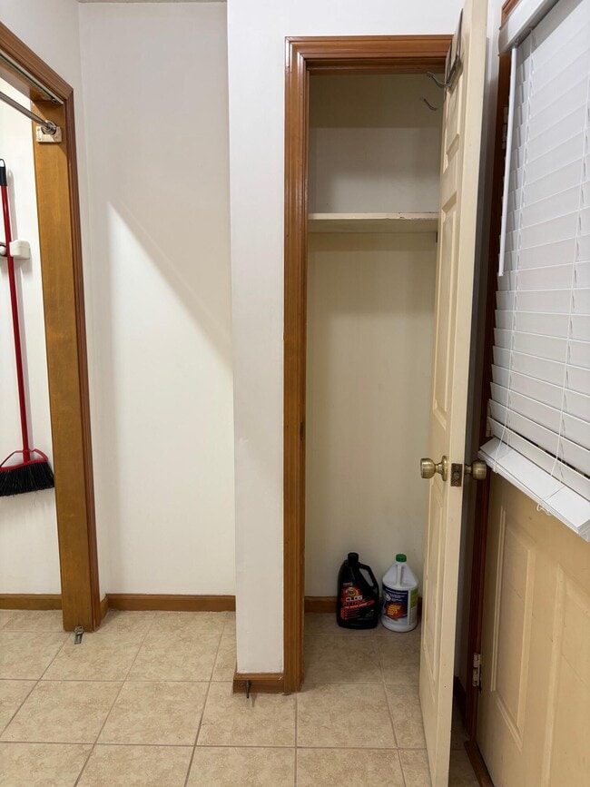 Building Photo - 1460 Crowndale Dr