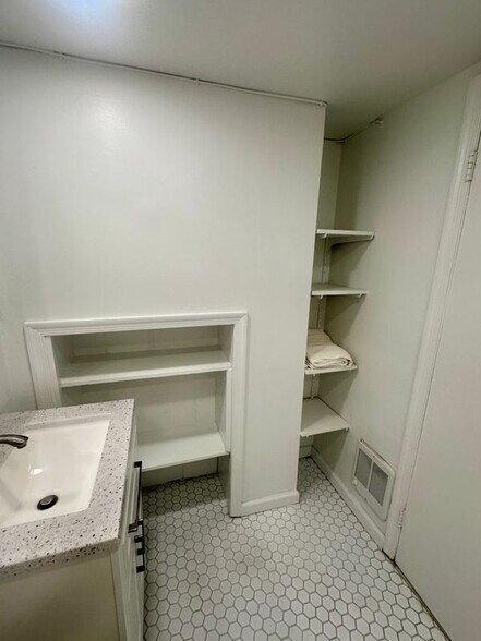 Building Photo - 510 A St NE