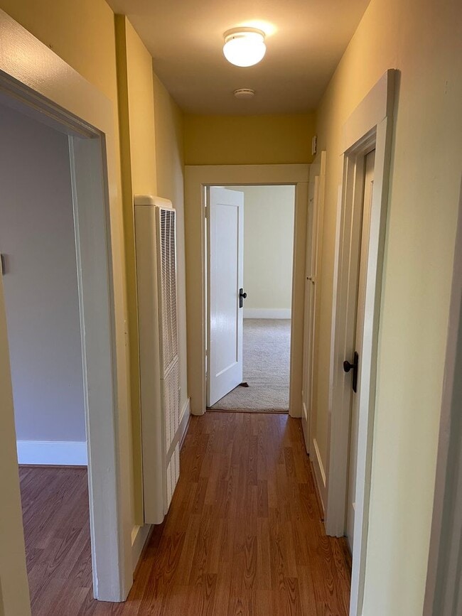 Building Photo - Great West Side Location!!