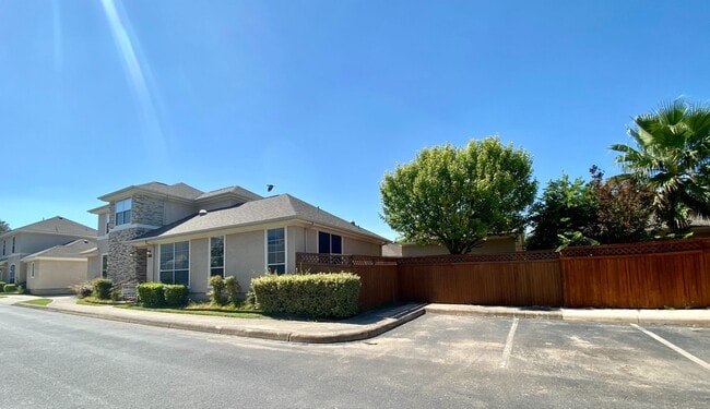 Building Photo - Medical Center/USAA/ UTSA 3 BD/2.5 BA Ready for Move In!