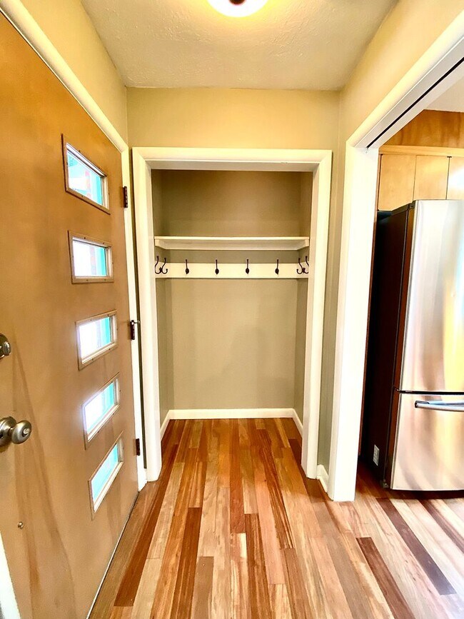 Building Photo - 4 Bedroom 2.5 bath on Central Rim minutes from downtown