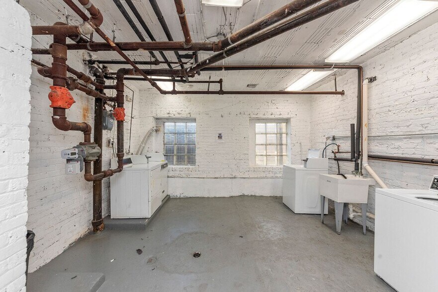 Building Photo - 1717 W North Shore Ave