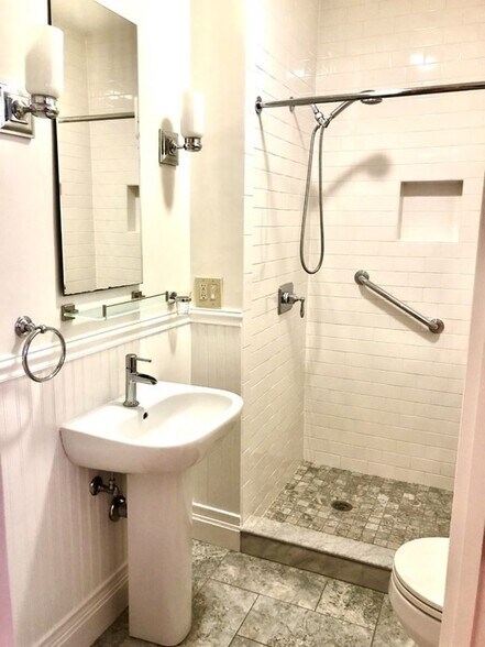 Building Photo - 7 Auburn St