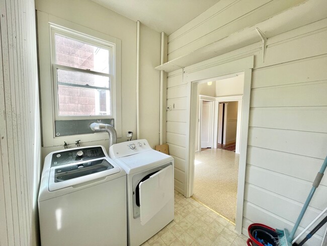 Building Photo - 927-929 Lincoln Way