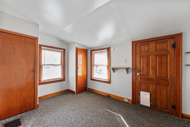 Building Photo - Charming 2-Bedroom Home with Fenced Yard –...