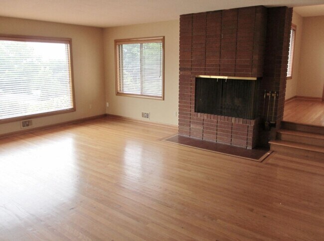 Building Photo - SW PDX Spacious Mid-Century Home Located i...