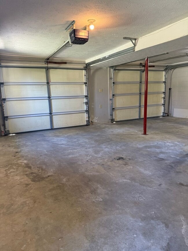 Building Photo - 3 BR / 3 BA Single-family home near Ellettsville