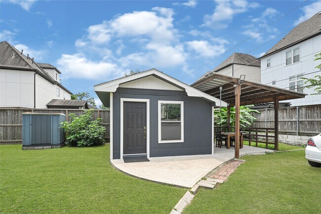 Building Photo - 1613 Wycliffe Dr