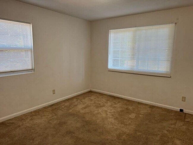 Building Photo - 4 Bedroom home