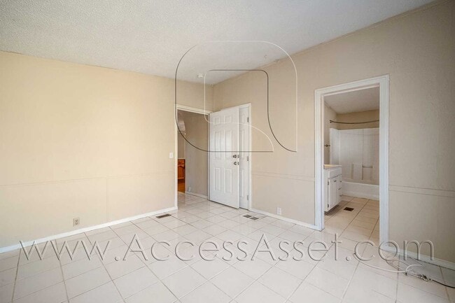 Building Photo - Charming 4 Bed/2.5 Bath Home With Spacious Backyard And Gated Entrance!