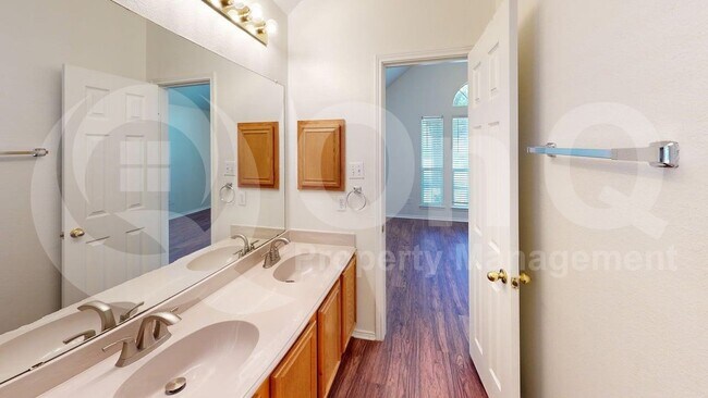 Building Photo - 205 Larkspur Dr