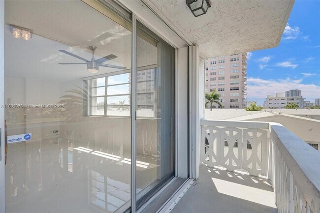 Building Photo - 3113 S Ocean Dr