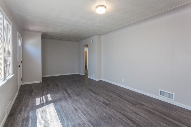 Building Photo - 2327 W 6th St