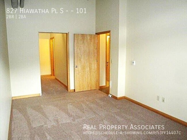 Building Photo - 827 Hiawatha Pl S