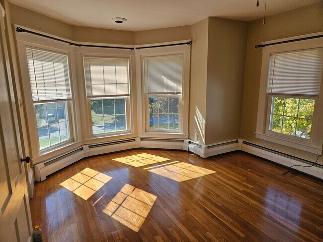 Building Photo - 2 Bedroom townhouse style apartment
