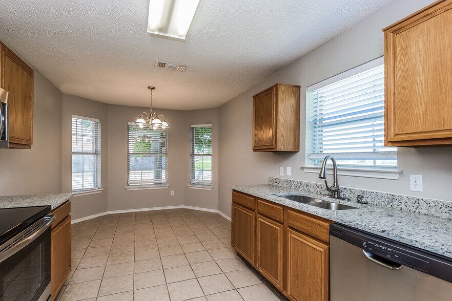 Building Photo - 10501 Shadywood Dr